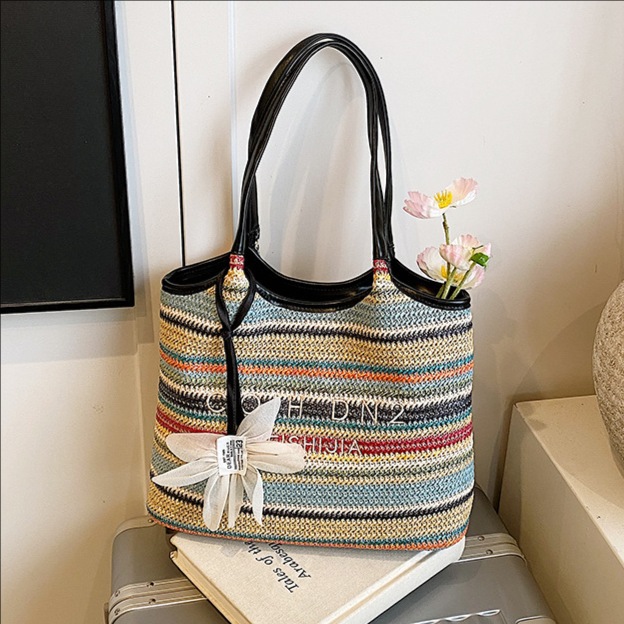 A new women's 2025 summer collection of large-capacity straw woven tote bag for seaside vacation and beach weaving commuting full figure