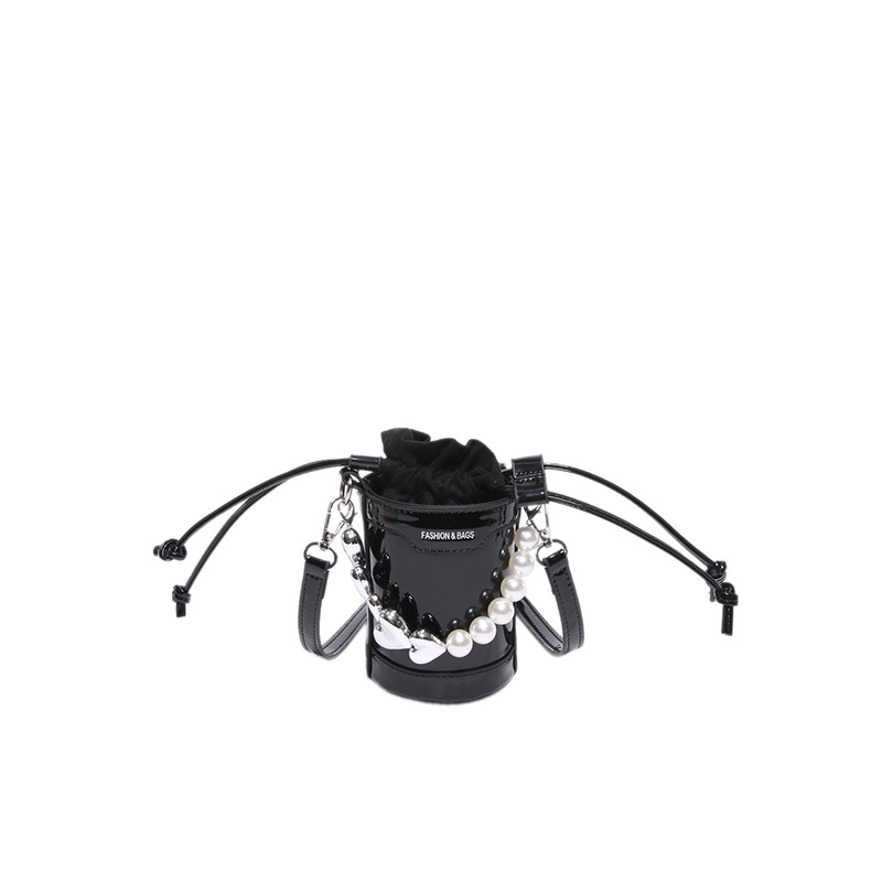 A unique and niche design pearl chain hand-held small bag with a fashionable and high-end texture, a mini Korean-style single-shoulder crossbody bag Item Picture
