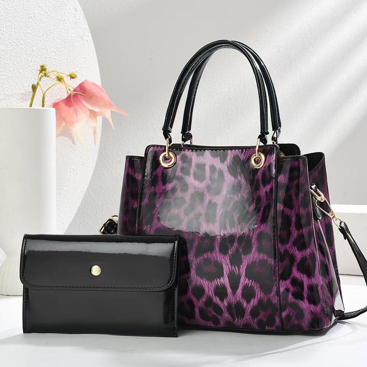 The new 2025 single-shoulder bag for commuting ladies features a unique and niche design, a fashionable large-capacity leopard print trendy crossbody tote bag Application Scenario