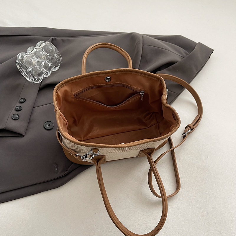 2025 New color-blocking canvas handbag, women's large-capacity commuter single-shoulder tote bag, casual and versatile crossbody bag Application Scenario