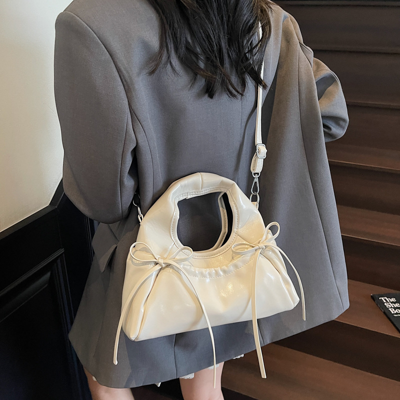The Korean Instagram niche design pleated bow handbag is a super popular and fashionable single-shoulder crossbody bag for women in 2025 Application Scenario