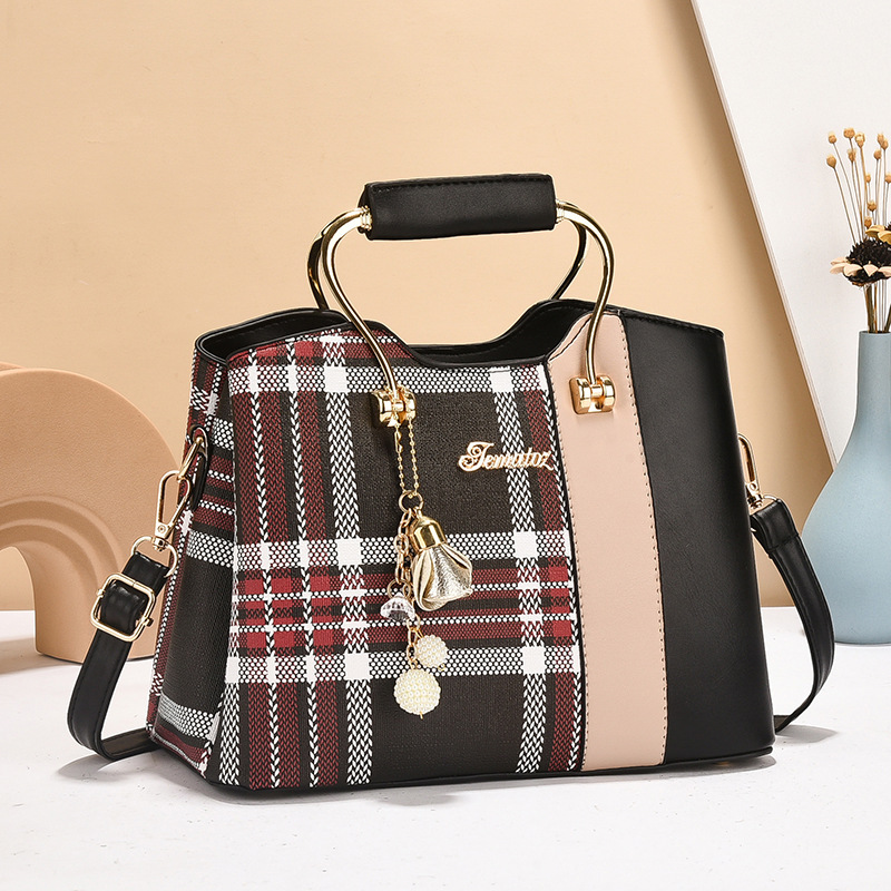 The checkered middle-aged mom bag for foreign trade hair consignment in 2024, a color-blocking and patchwork handbag, a large-capacity single-shoulder crossbody bag trend full figure