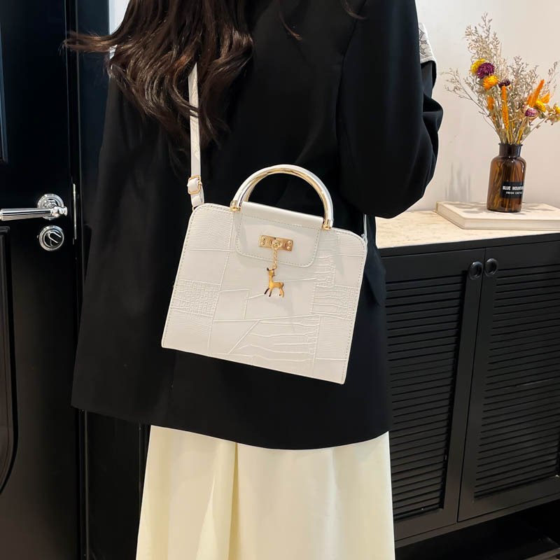 High-end quality 2025 Summer New women's bag Solid color elegant handbag, women's crossbody bag, fashionable and versatile single-shoulder bag details Picture