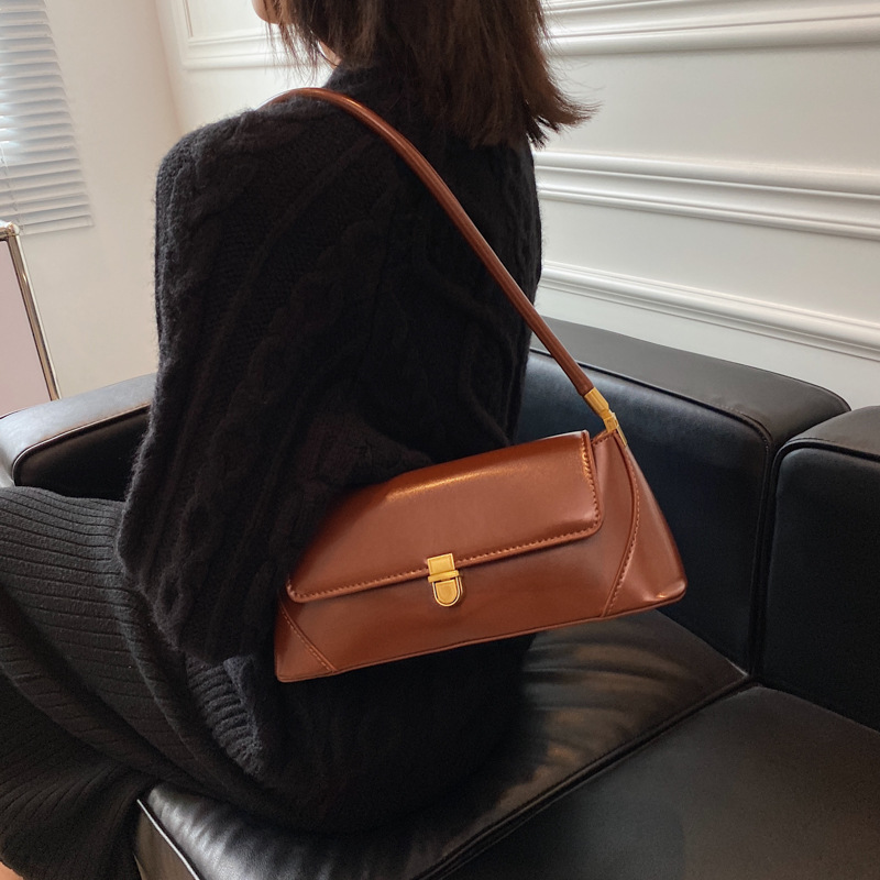Retro baguette bag for women, 2024 new style, trendy Korean style, versatile and fashionable shoulder bag, fashionable and stylish hand-held underarm bag Application Scenario