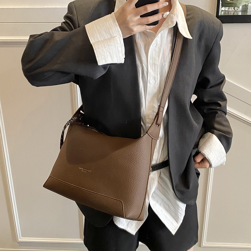 A niche design single-shoulder underarm women's bag 2025 new large-capacity tote bag, a high-end, casual and fashionable crossbody bag details Picture