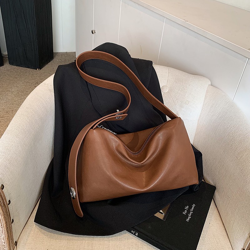 This is a new, stylish and versatile single-shoulder crossbody bag with a large capacity for women in 2025. It's a popular commuting dumpling bag this year Application Scenario