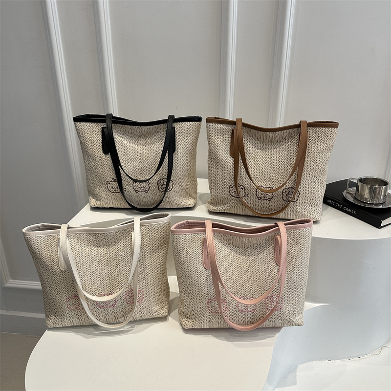 The 2025 new large-capacity woven tote bag is a versatile single-shoulder bag for women in summer and a high-quality patchwork commuting bag Application Scenario