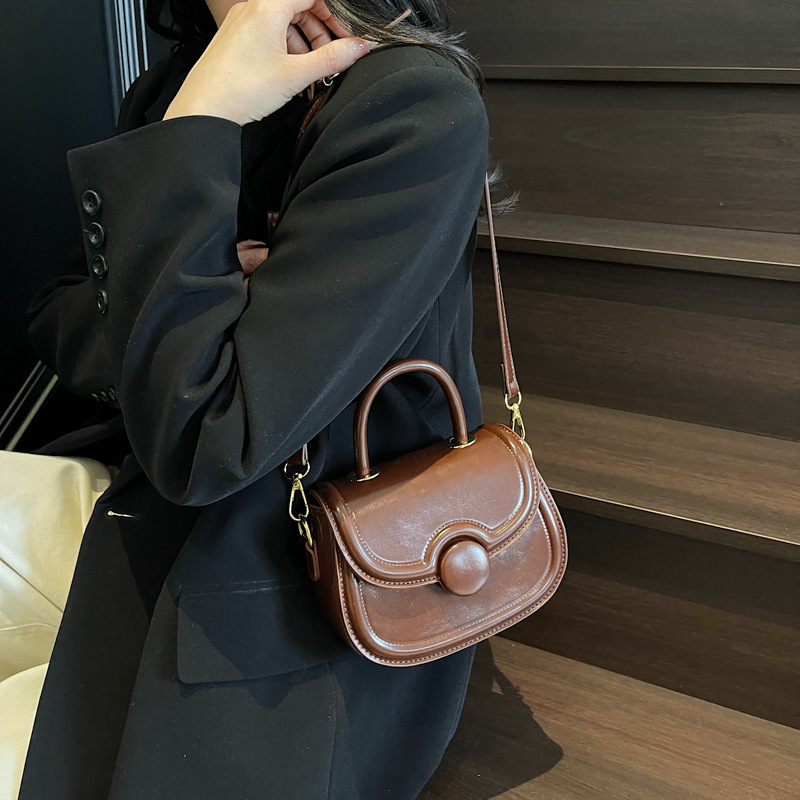 The retro hand-held bag for ladies in 2025 is a trendy and versatile single-shoulder bag with a high-end feel and a crossbody saddle Specification drawing