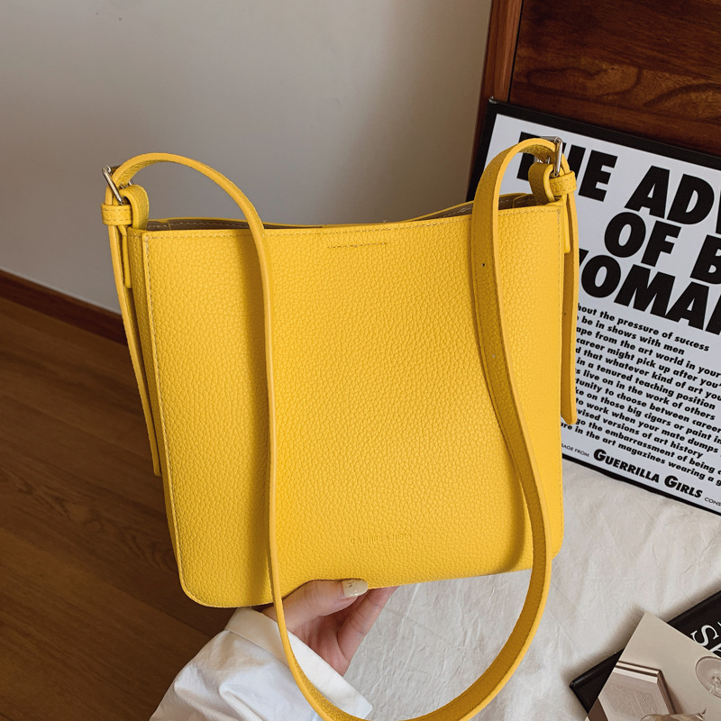 Korean niche design simple single-shoulder bag for women, new fashion bucket bag for summer 2025, versatile solid color crossbody bag full figure