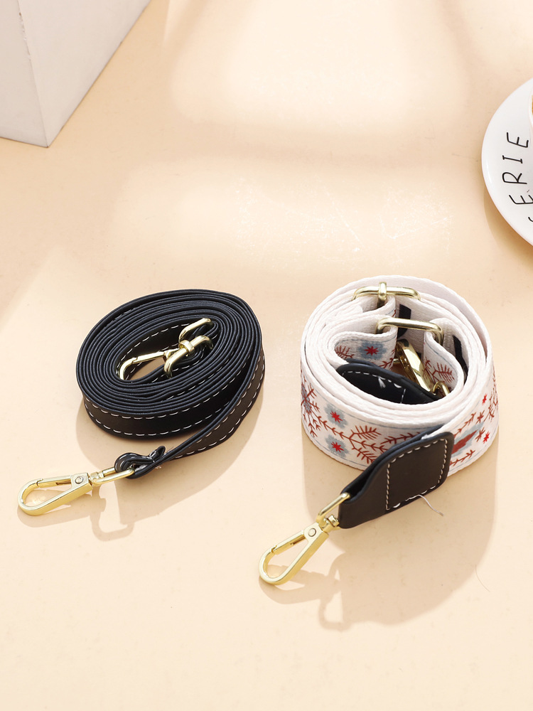 The 2022 new summer fashion crossbody bag for women is fashionable, youthful and fresh. It's a trendy student graffiti square bag Specification drawing