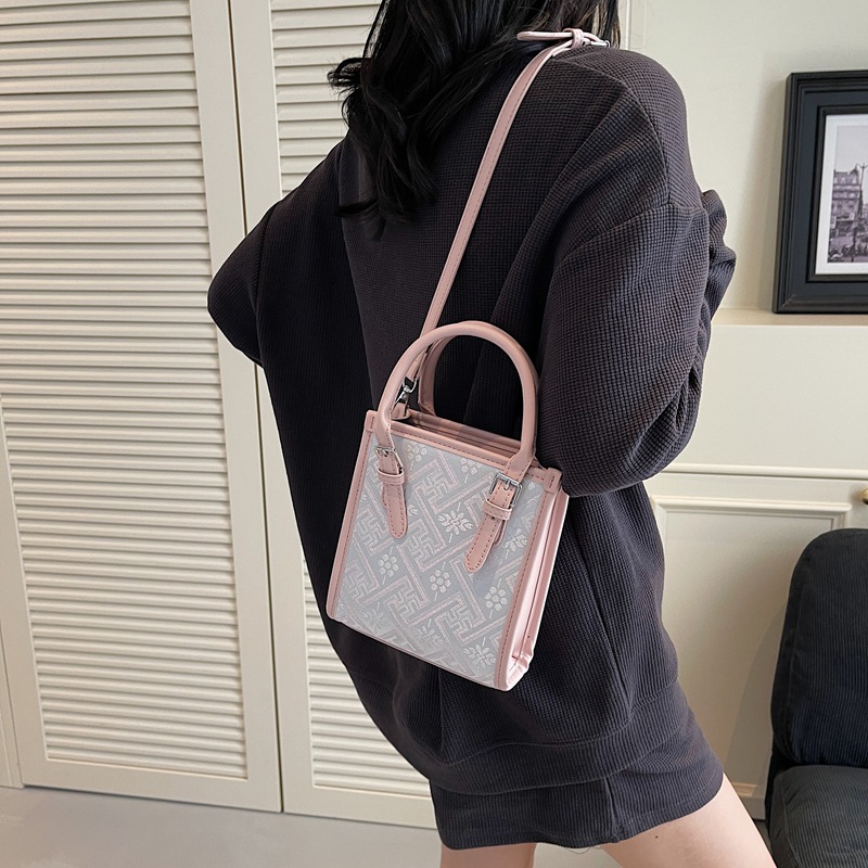 The 2025 new style of fashionable and stylish high-end texture handbag is a versatile and simple printed commuting single-shoulder crossbody bag for women details Picture