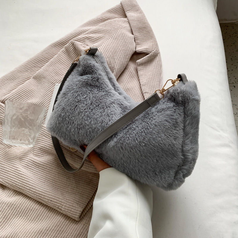 This is a new Instagram niche bag for women in autumn and winter, featuring a stylish and versatile plush single-shoulder underarm bag full figure