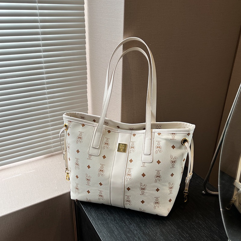 European and American fashion large-capacity shopping bag for women, 2025 new cartoon single-shoulder large bag, retro printed tote bag Application Scenario