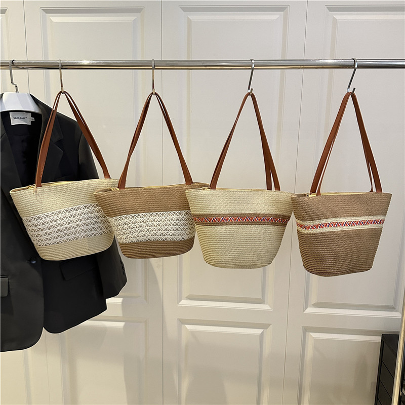 Seaside vacation beach bag for women 2025 New style contrasting color woven single-shoulder bag, large capacity underarm straw woven bucket bag Application Scenario