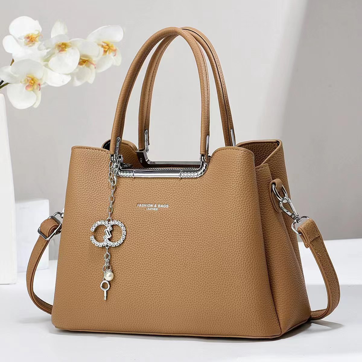 High-end texture women's bag, versatile single-shoulder crossbody bag manufacturer, large-capacity handbag, trendy and fashionable light luxury women's bag, solid color Application Scenario