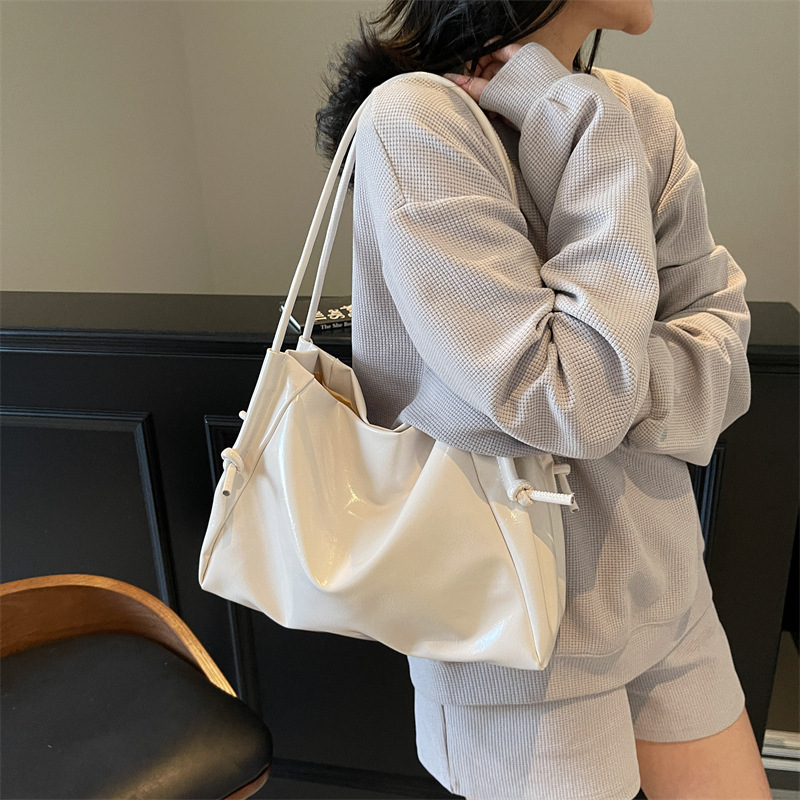 Letter indentation 2025 Spring/Summer New crossbody trendy bag, single-shoulder hand-carry large capacity casual underarm women's bag Specification drawing