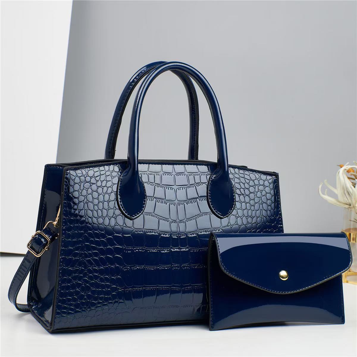 A new 2024 large-capacity commuting bag, a shiny leather single-shoulder bag, a fashionable European and American women's handbag with letters Specification drawing