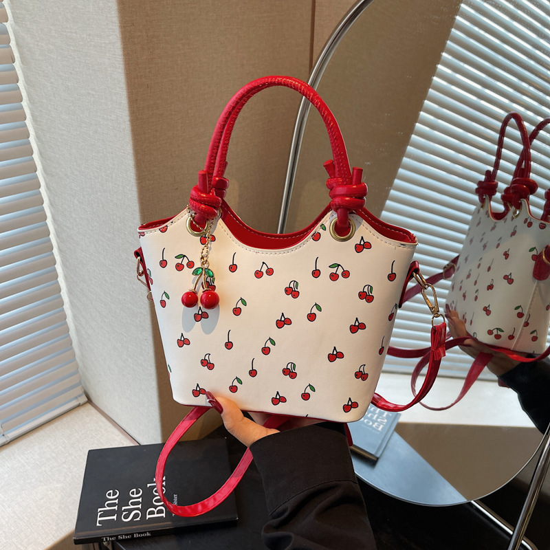 Hong Kong-style retro design bag 2025 new trendy and fashionable cherry print crossbody bucket bag with contrasting color texture single-shoulder bag full figure