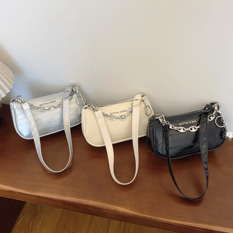 The stylish lettered small bag for women in 2024 is a new summer, stylish and trendy crossbody bag for single shoulder and underarm Application Scenario