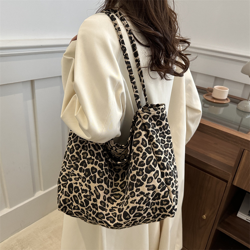 A high-end and versatile student single-shoulder crossbody bag with a retro leopard print lamp core velvet artistic canvas from Korean Instagram Specification drawing
