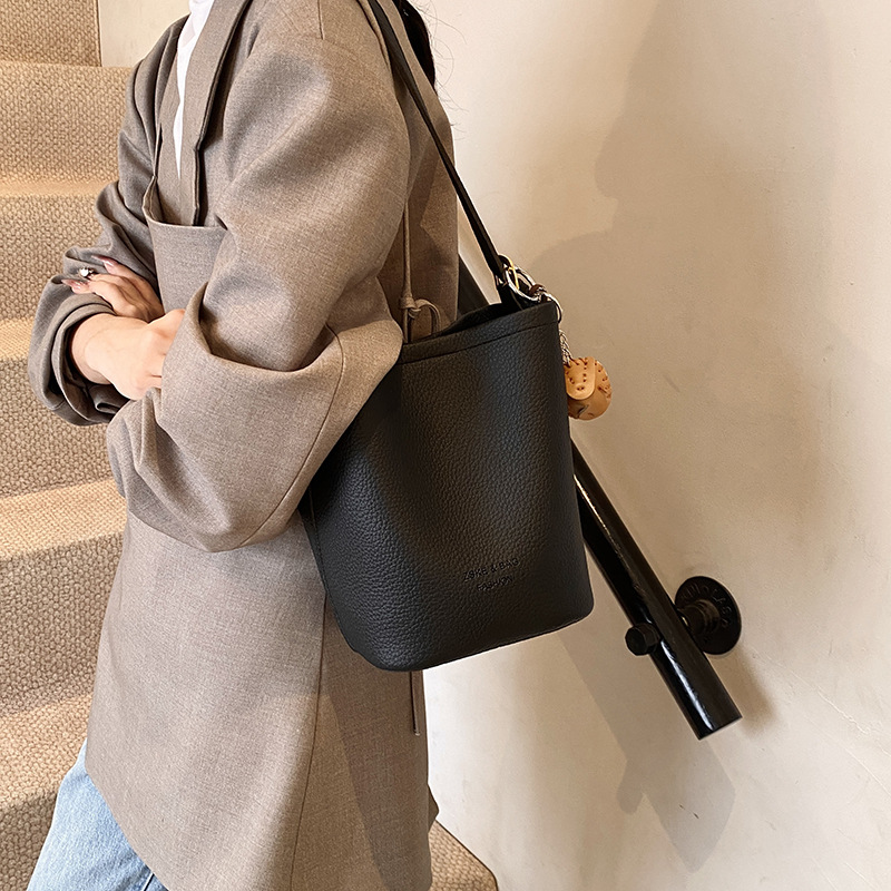 The new high-end women's 2024 fashion bucket bag, large-capacity single-shoulder crossbody bag, and the popular mother-and-child bag this year Application Scenario