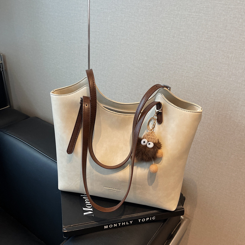 A high-end retro bag for women in 2024, a trendy and versatile shoulder bag with a large capacity and tote Specification drawing