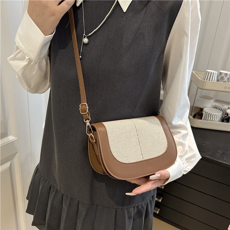 The patchwork canvas flap saddle bag is a Korean-style Instagram casual, versatile, and fashionable single-shoulder bag for commuting Specification drawing