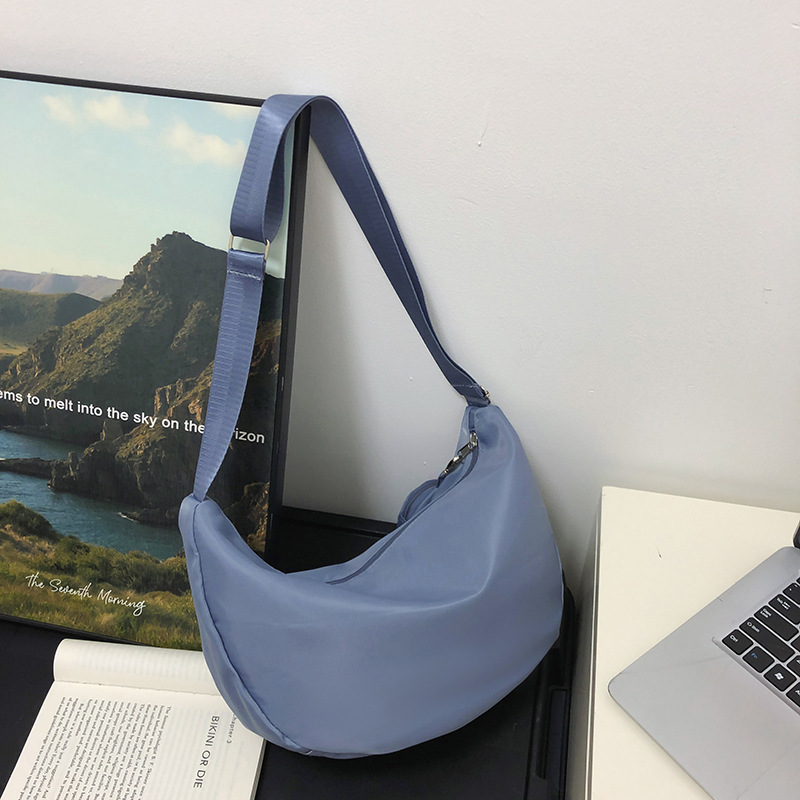 Large-capacity dumpling-wrapped crossbody bag, fashionable female nylon student single-shoulder bag, travel and class Ins-style commuting bag Specification drawing