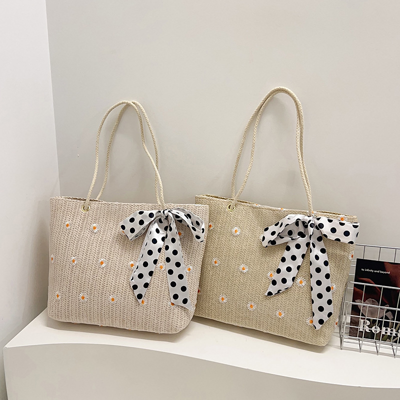The new straw woven bag for summer 2025 is a trendy and fashionable women's bag. It is a cool single-shoulder hand-carry large-capacity lace tote bag Application Scenario