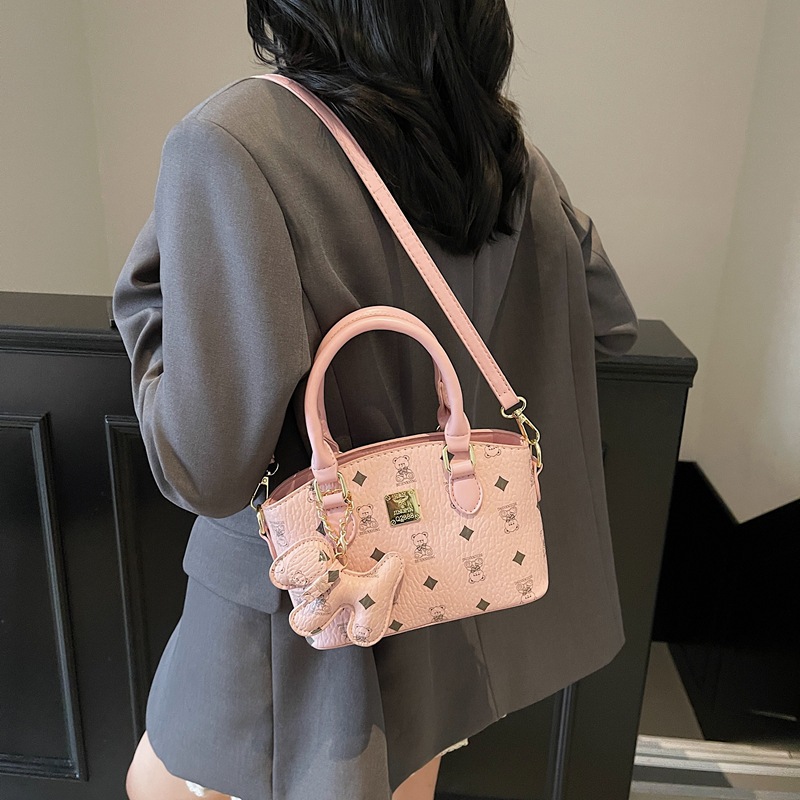High-end handbag for women, 2025 New style bear print fashionable shoulder bag, light luxury, versatile and trendy crossbody bag details Picture