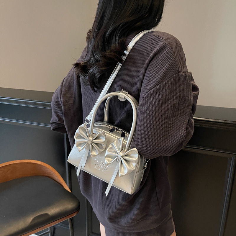 2025 New Korean-style fashionable bow handbag, a high-end and elegant single-shoulder bag for women, stylish and versatile crossbody bag Application Scenario