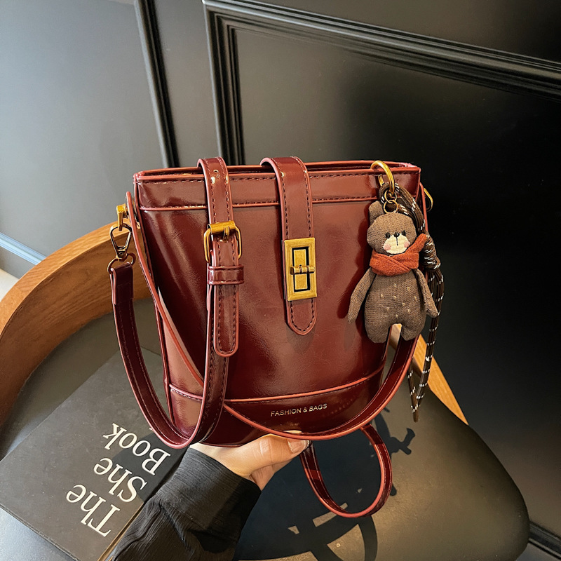 A high-end and fashionable bucket bag for women in 2025, a trendy, casual and versatile single-shoulder bag with a niche design full figure