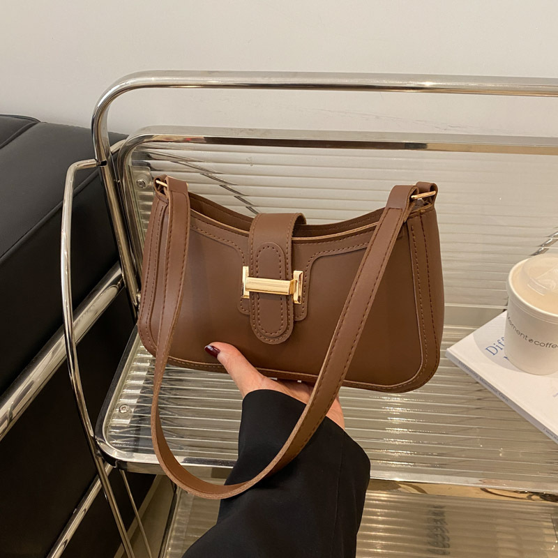 A retro, fashionable and casual small square bag for women, a new spring 2025 fashion trend casual underarm handbag and crossbody bag full figure