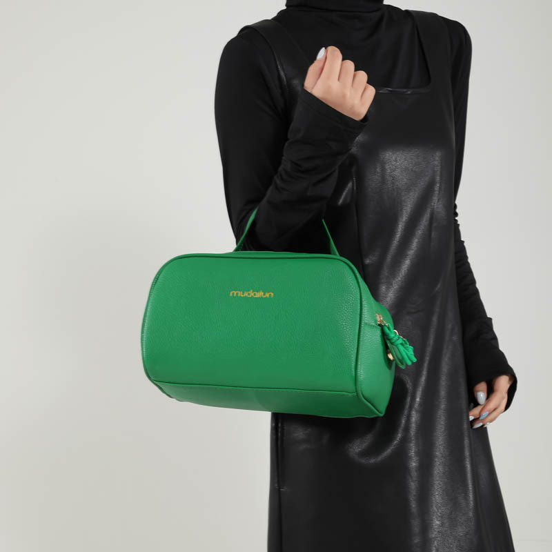 This is a new stylish Korean-style handbag for the autumn of 2024, featuring a retro, simple and elegant texture. It is a casual and commuting hand-held pillow bag Specification drawing
