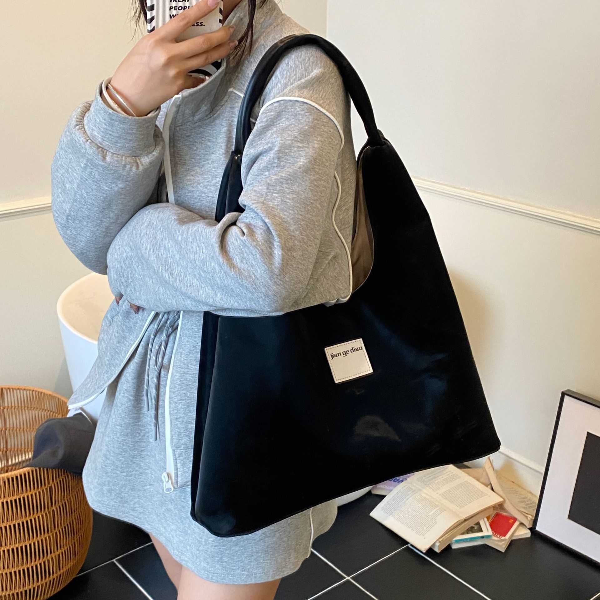 A new trendy and fashionable tote bag for women in 2025, a small Korean velvet underarm bag. It is a casual large-capacity single-shoulder bag Specification drawing