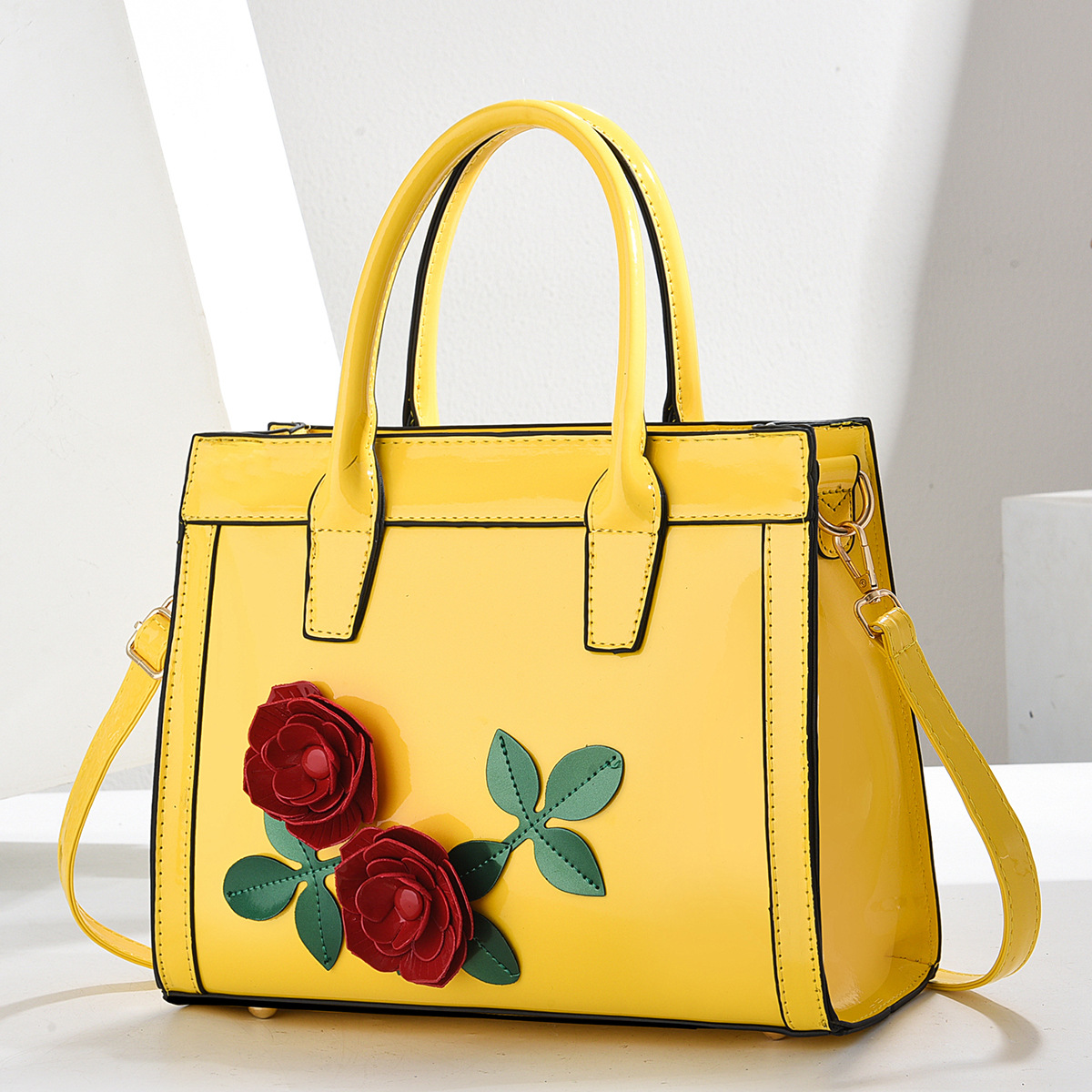 New Women's 2025 new patent leather fashionable handbag, elegant middle-aged mom bag, high-end women's crossbody bag details Picture