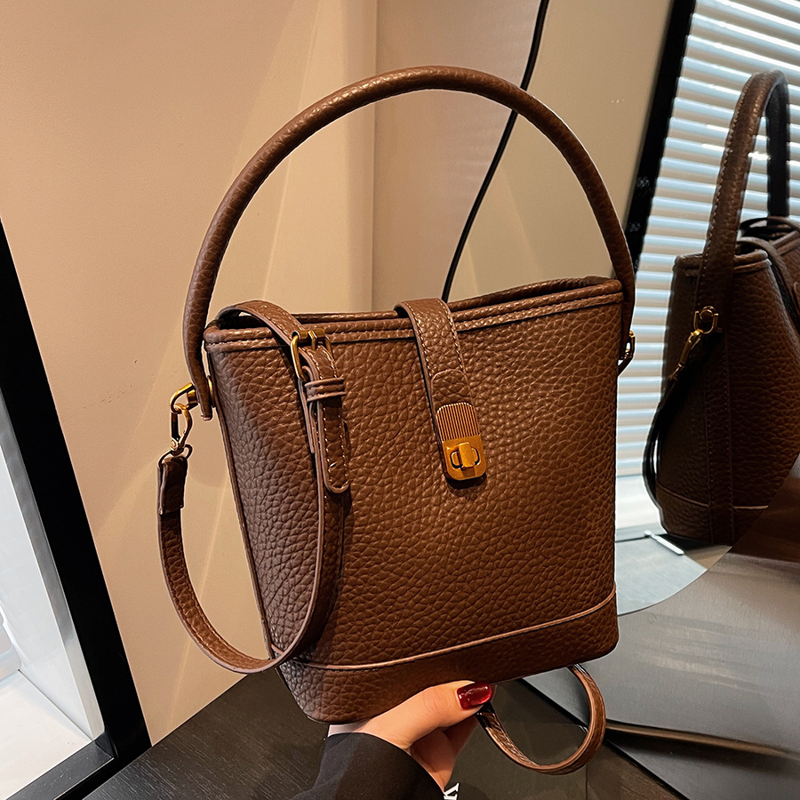 A new 2024 stylish crossbody bucket bag for women with a unique Korean design sense, simple and versatile for work and commuting full figure