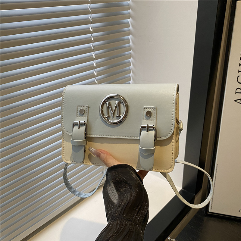 This fashionable and elegant single-shoulder crossbody small square bag with a unique and high-quality bow is a popular single-shoulder bag for women in the spring of 2025 full figure