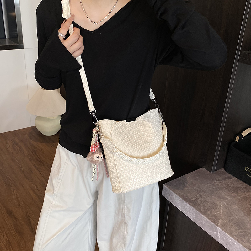 Fashionable handbag, large-capacity underarm bag, 2025 new trendy shoulder bag, versatile crossbody bag, solid color bucket bag Specification drawing