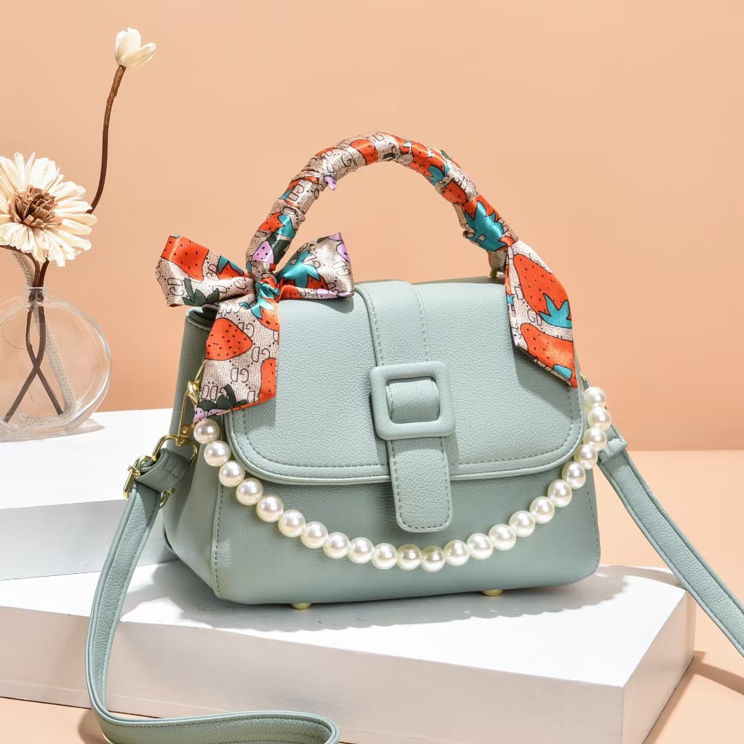 Wholesale of new European and American trendy and fashionable women's bags, simple and elegant square bags, and single-shoulder handbags full figure