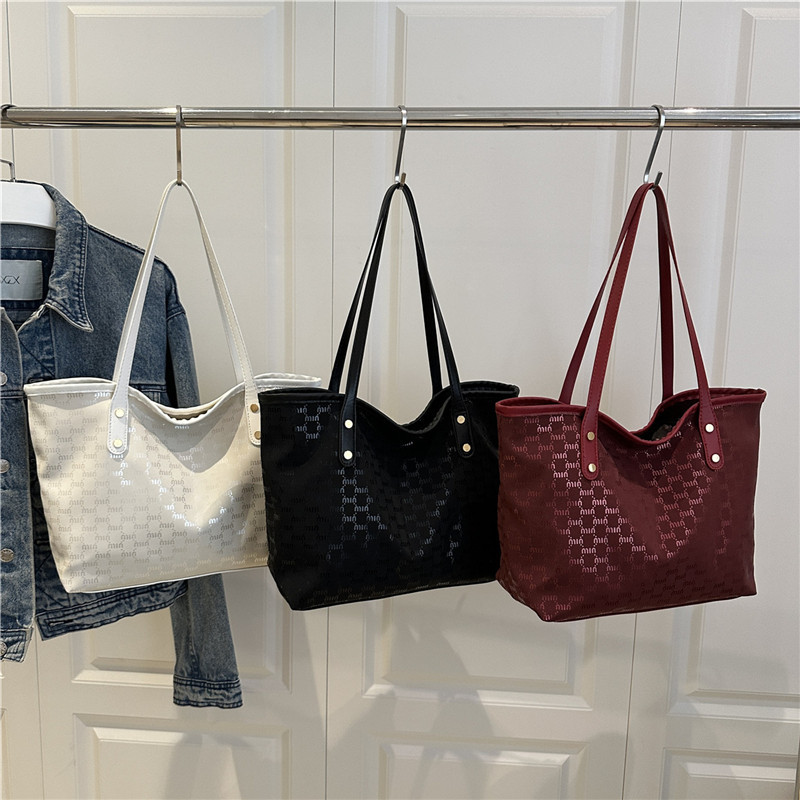 The textured Tote bag is a new model for women in 2025. It is a versatile and fashionable hand-held commuter bag for going out. It has a large capacity single-shoulder bag Application Scenario