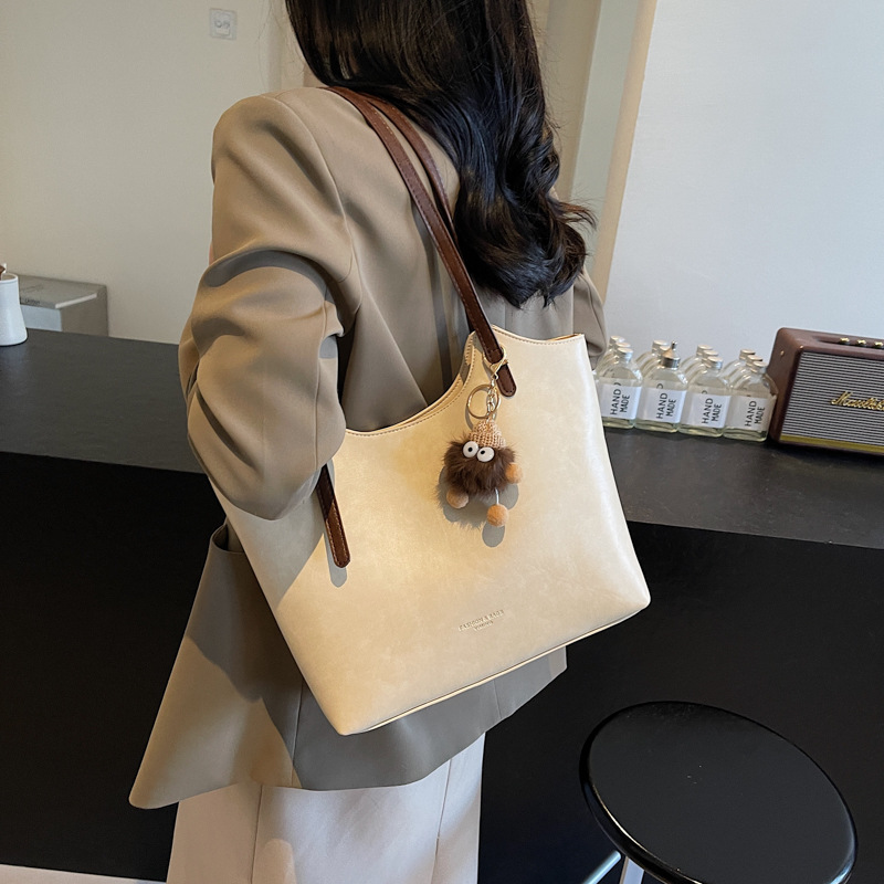 Retro large-capacity women's 2024 new single-shoulder bag, fashionable and stylish, casual and versatile, commuting underarm tote bag Application Scenario