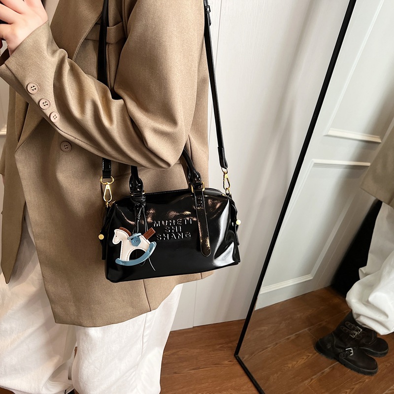 Retro Boston hand-held pillow bag 2025 new style, high-end and niche design, commuting and casual single-shoulder crossbody bag Application Scenario