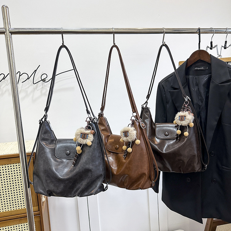 Tote Bag 2025 New model women's bag, large capacity crossbody bag, versatile commuting backpack, niche design single-shoulder bag Application Scenario
