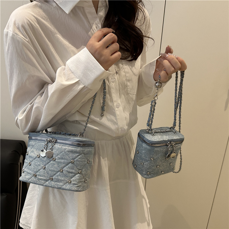 Chanel denim diamond-shaped chain bag for women 2025, a trendy and niche box bag, a versatile crossbody bag for summer details Picture