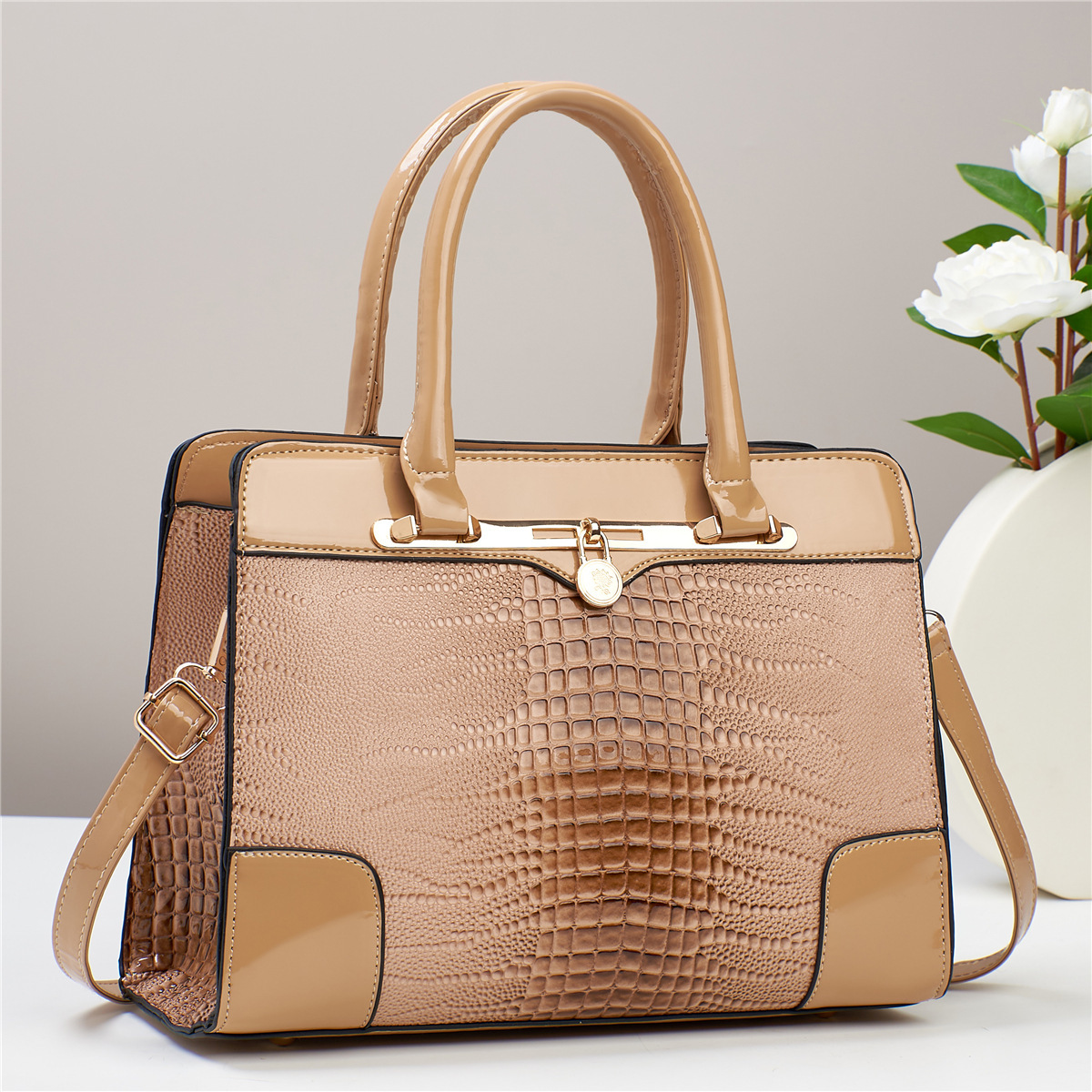 The manufacturer's direct mail best-selling mom bag, single-shoulder crossbody bag, is versatile and elegant for foreign trade. It's a fashionable 2023 summer new style for ladies Specification drawing