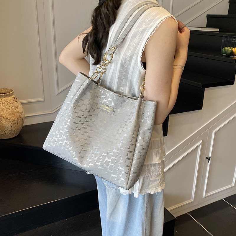 Niche women's bags, class commuting bags, large-capacity tote bags, new summer 2025 casual single-shoulder bags, trendy underarm bags Application Scenario