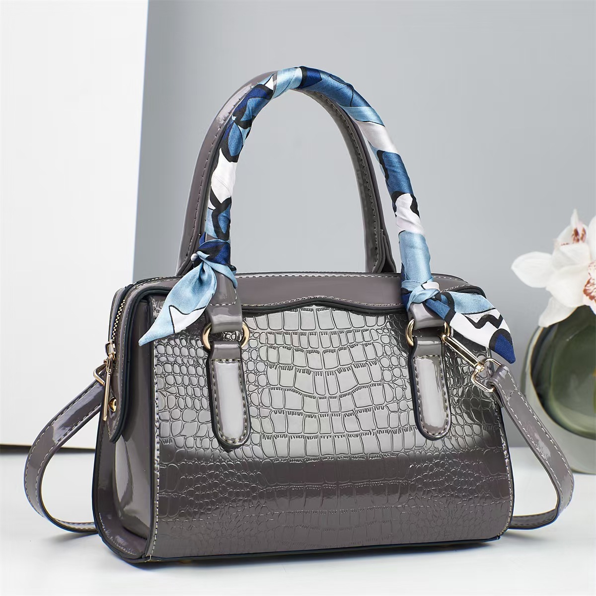 New spring shiny leather pillow bag in stock, fashionable women's bag bestseller, single-shoulder women's large-capacity handbag, crossbody bag details Picture