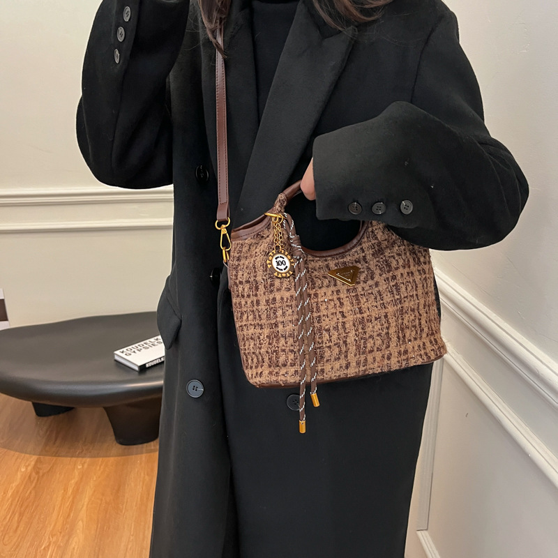 Korean fashion handbag for women 2024 New style, stylish and versatile shoulder bag, high-end and niche commuter crossbody bag Application Scenario