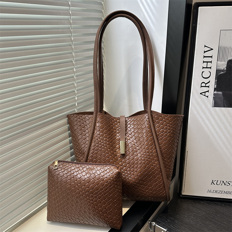 Retro bucket bag for women, new trendy woven checkered embossed crossbody bag, fashionable single-shoulder underarm handbag for women full figure